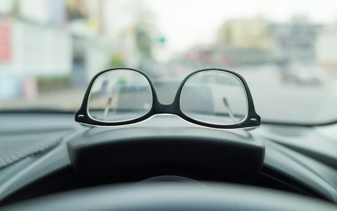 ¿Es obligatorio llevar gafas de repuesto en el coche?