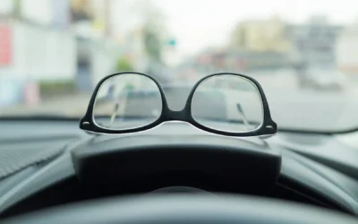 ¿Es obligatorio llevar gafas de repuesto en el coche?